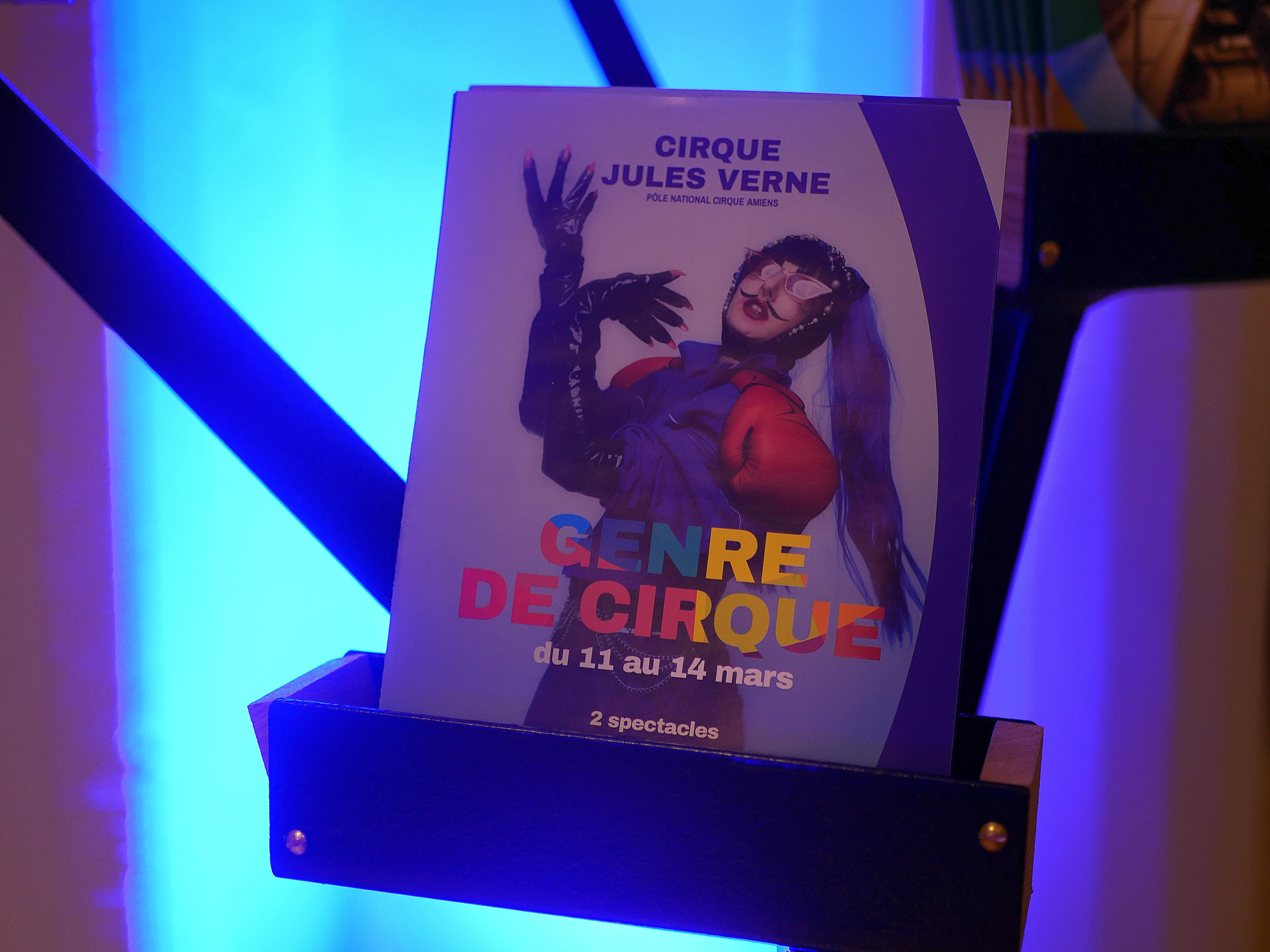 UN CIRQUE QUI BOUSCULE LES CODES