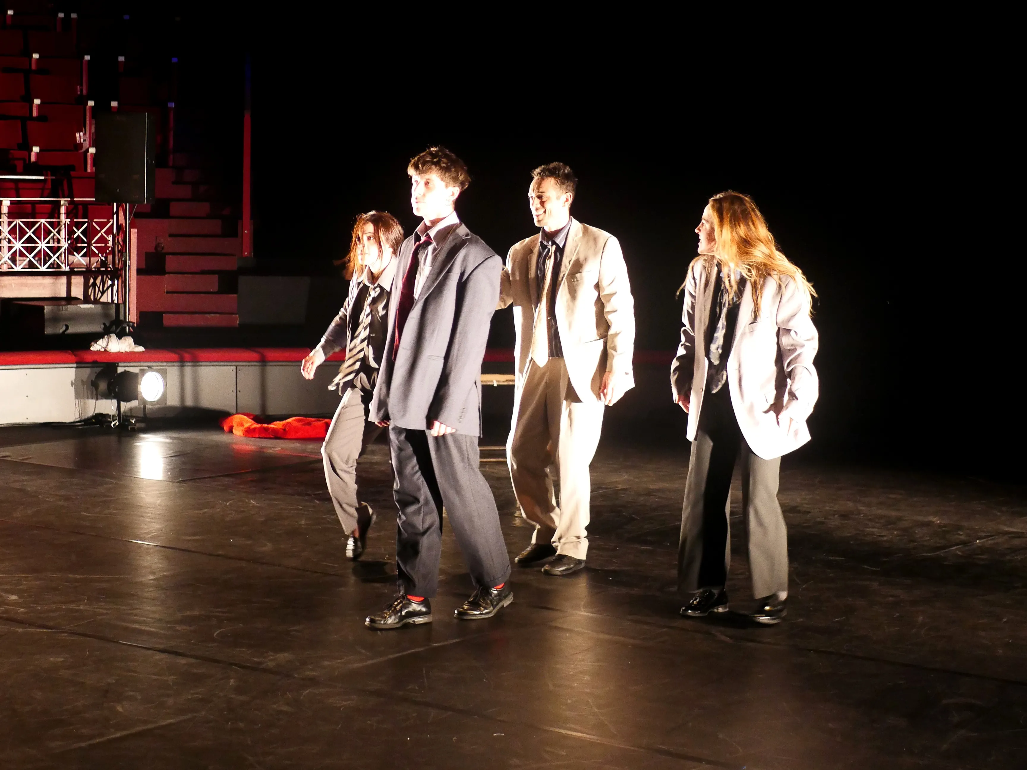 UN CIRQUE QUI BOUSCULE LES CODES