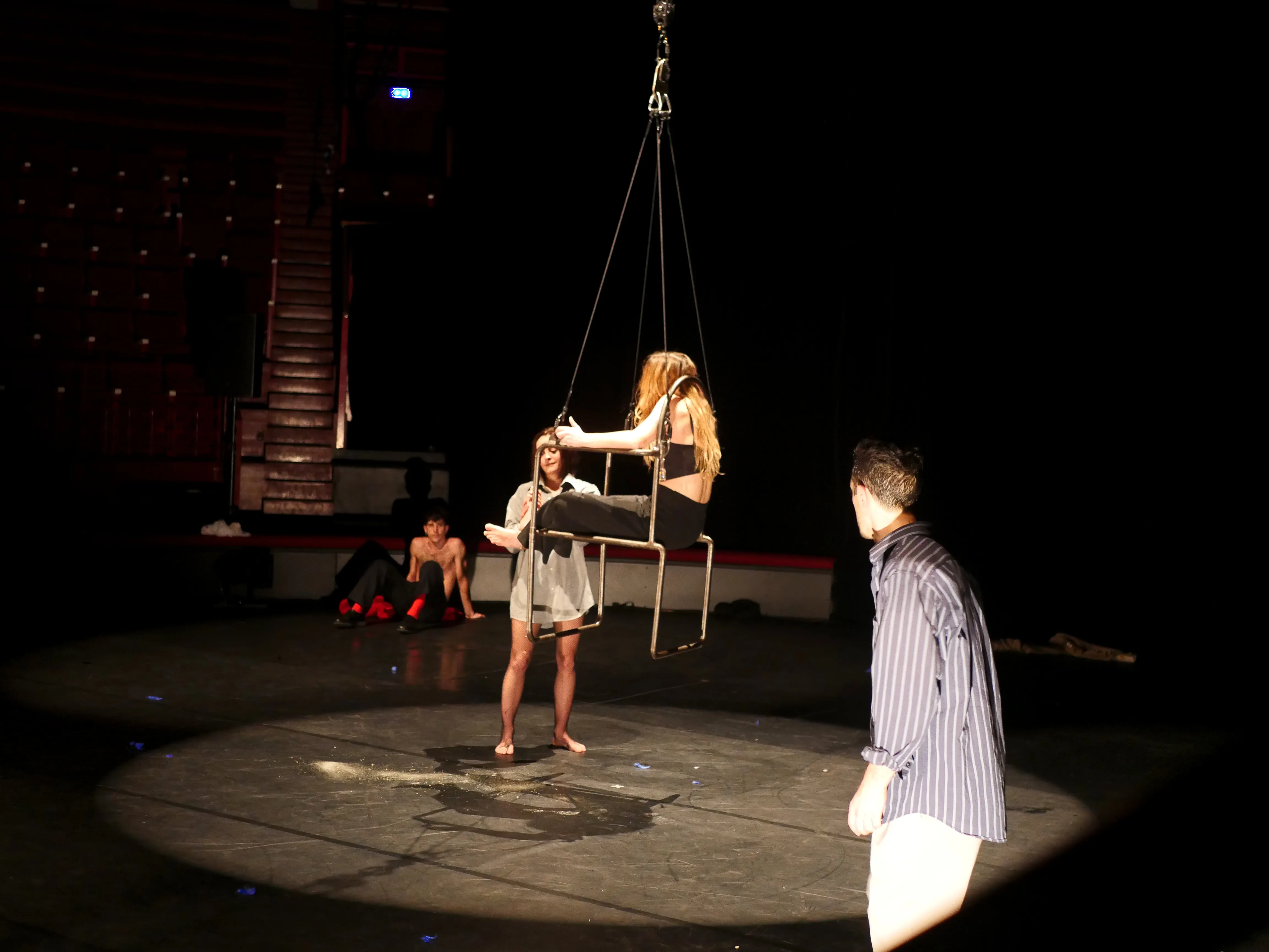 UN CIRQUE QUI BOUSCULE LES CODES