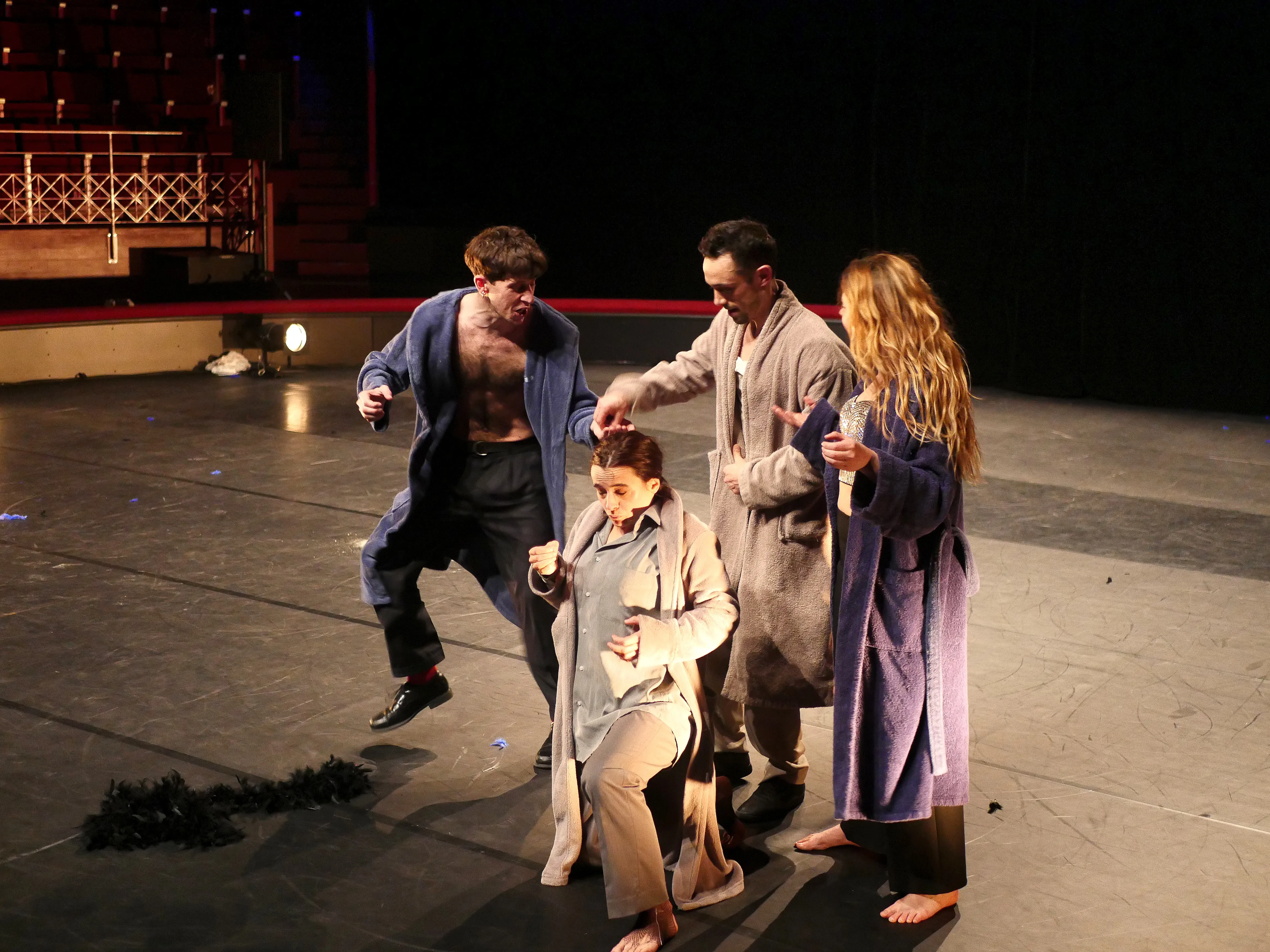 UN CIRQUE QUI BOUSCULE LES CODES