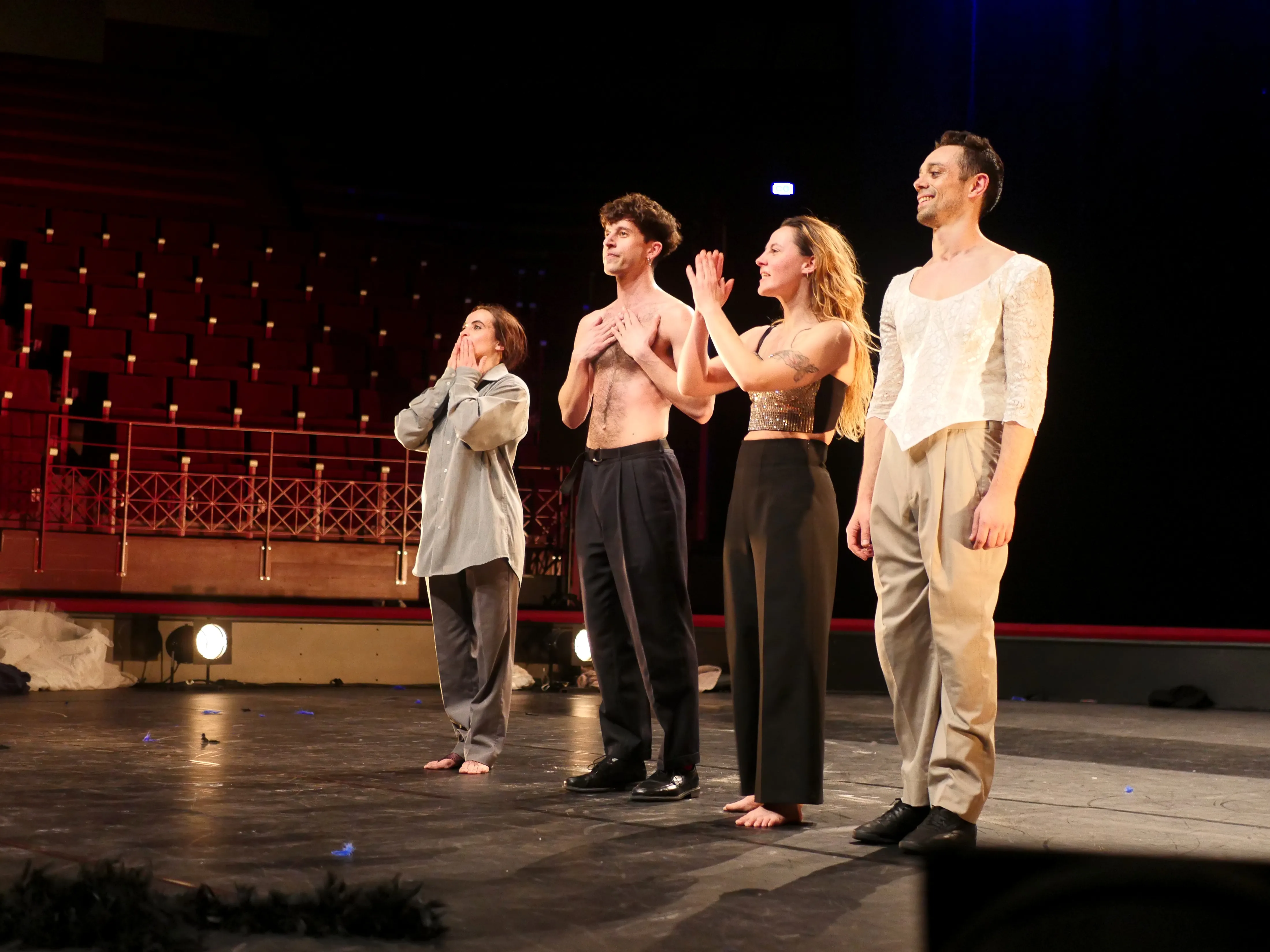 UN CIRQUE QUI BOUSCULE LES CODES