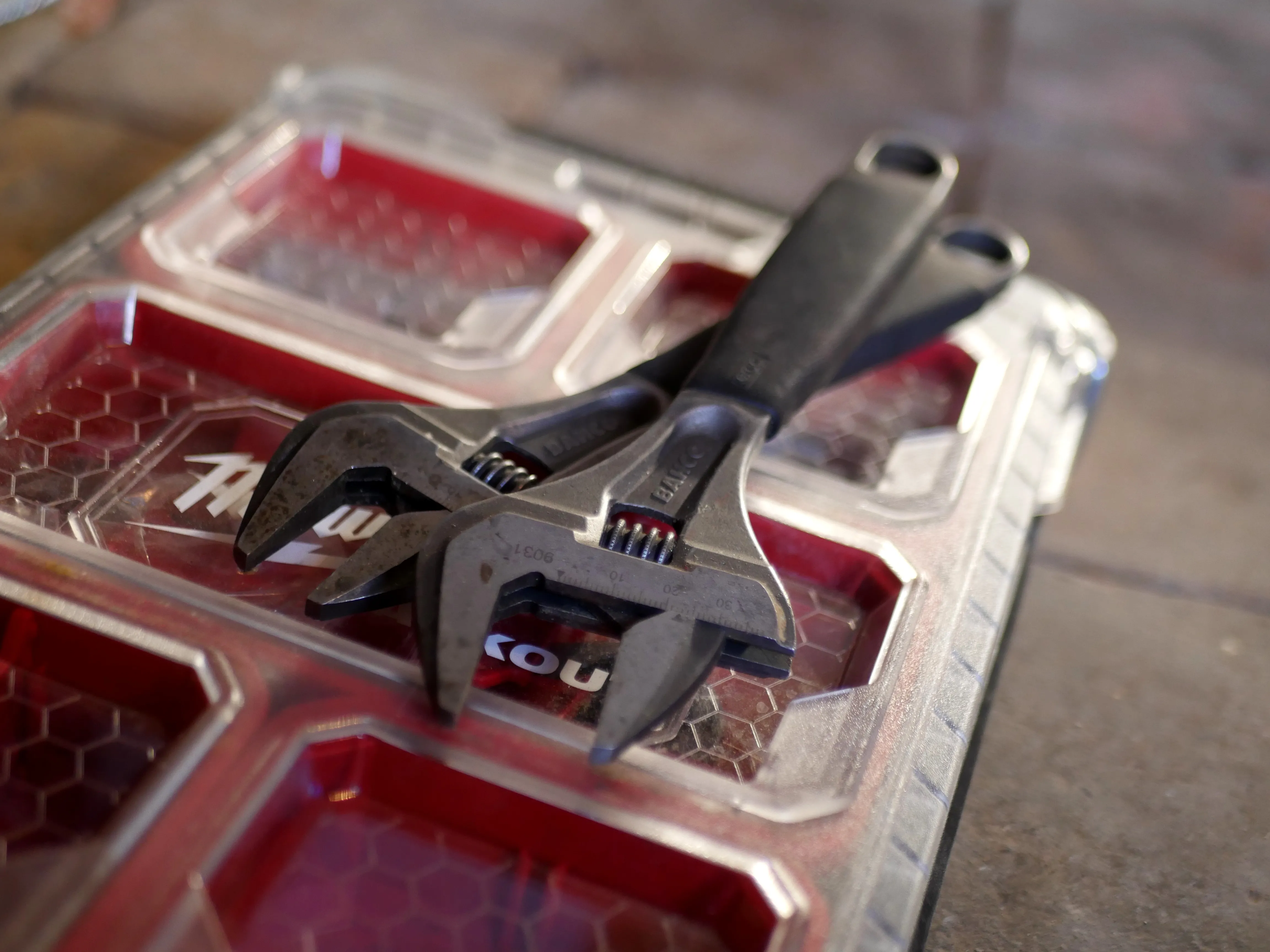 IL CONNAÎT LES BONS TUYAUX