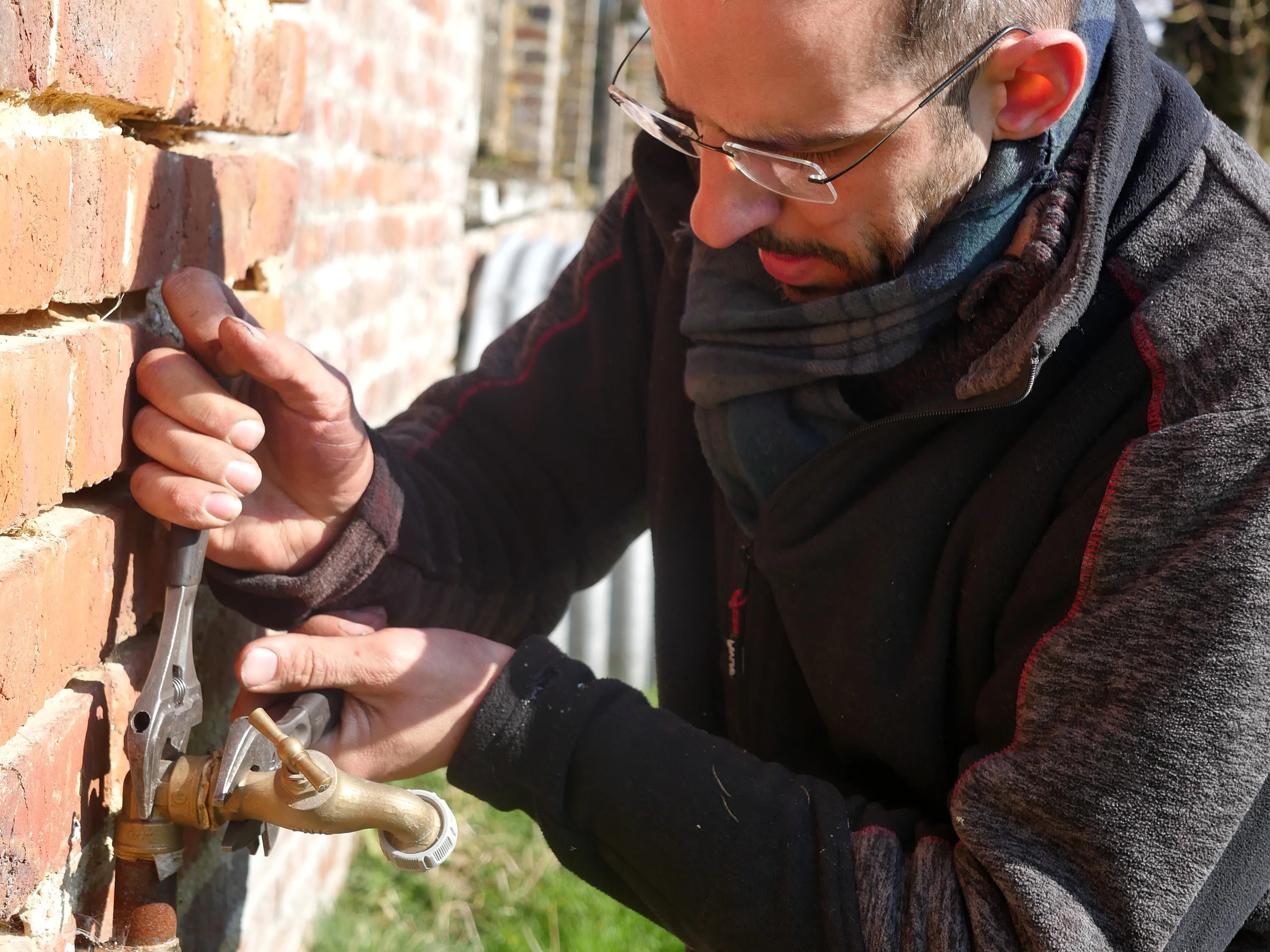 IL CONNAÎT LES BONS TUYAUX