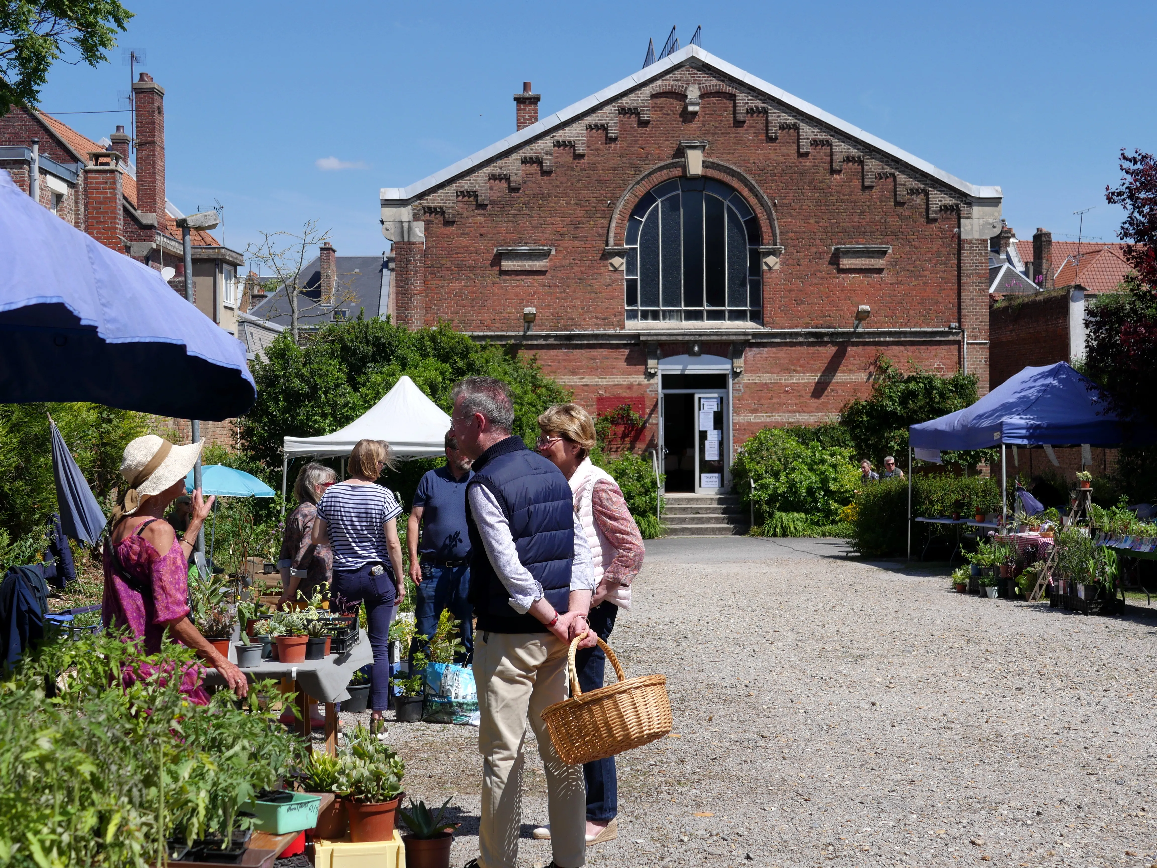 ÇA BOURGEONNE RUE LE MATTRE
