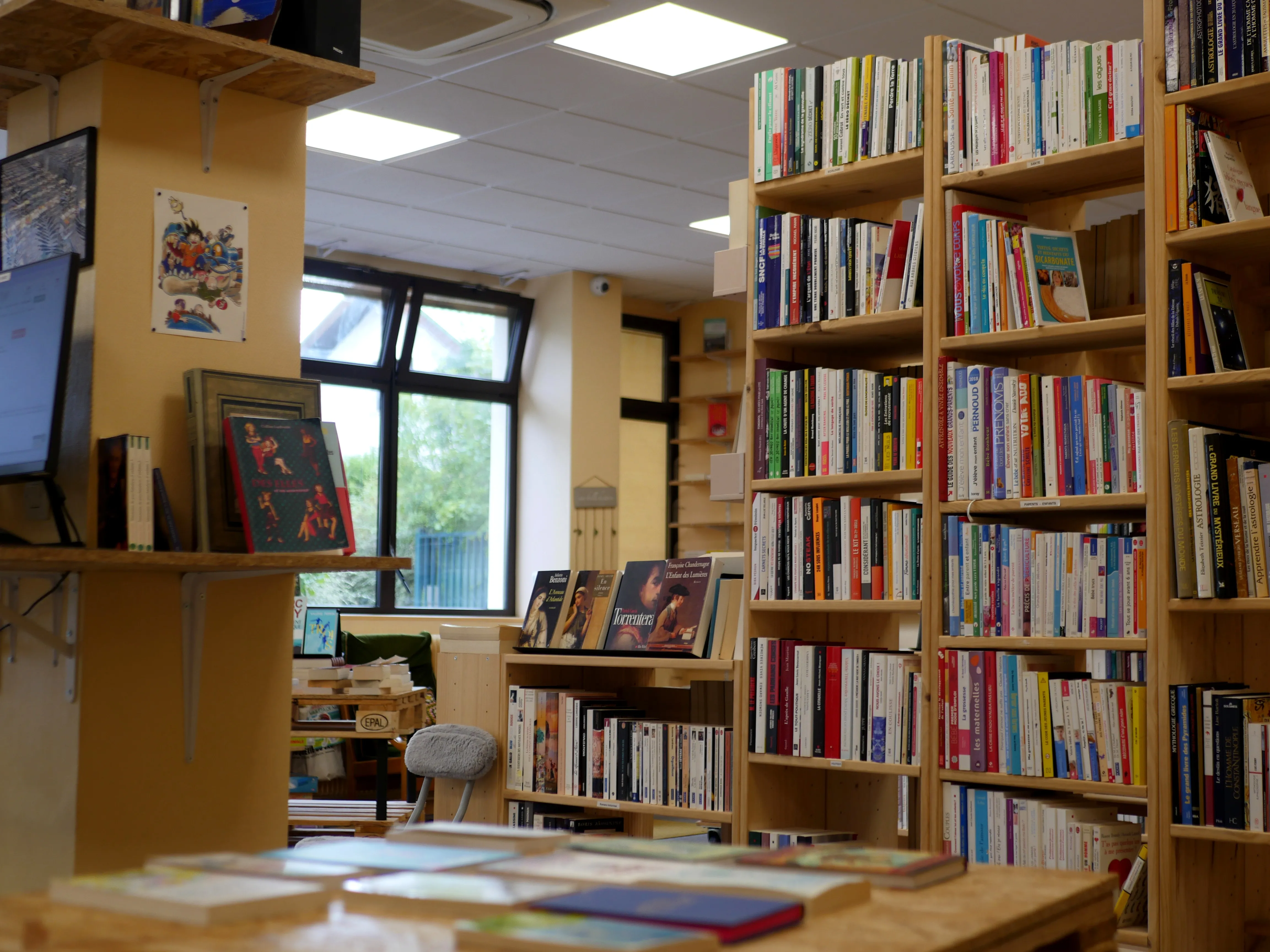 Une librairie solidaire et friperie engagée