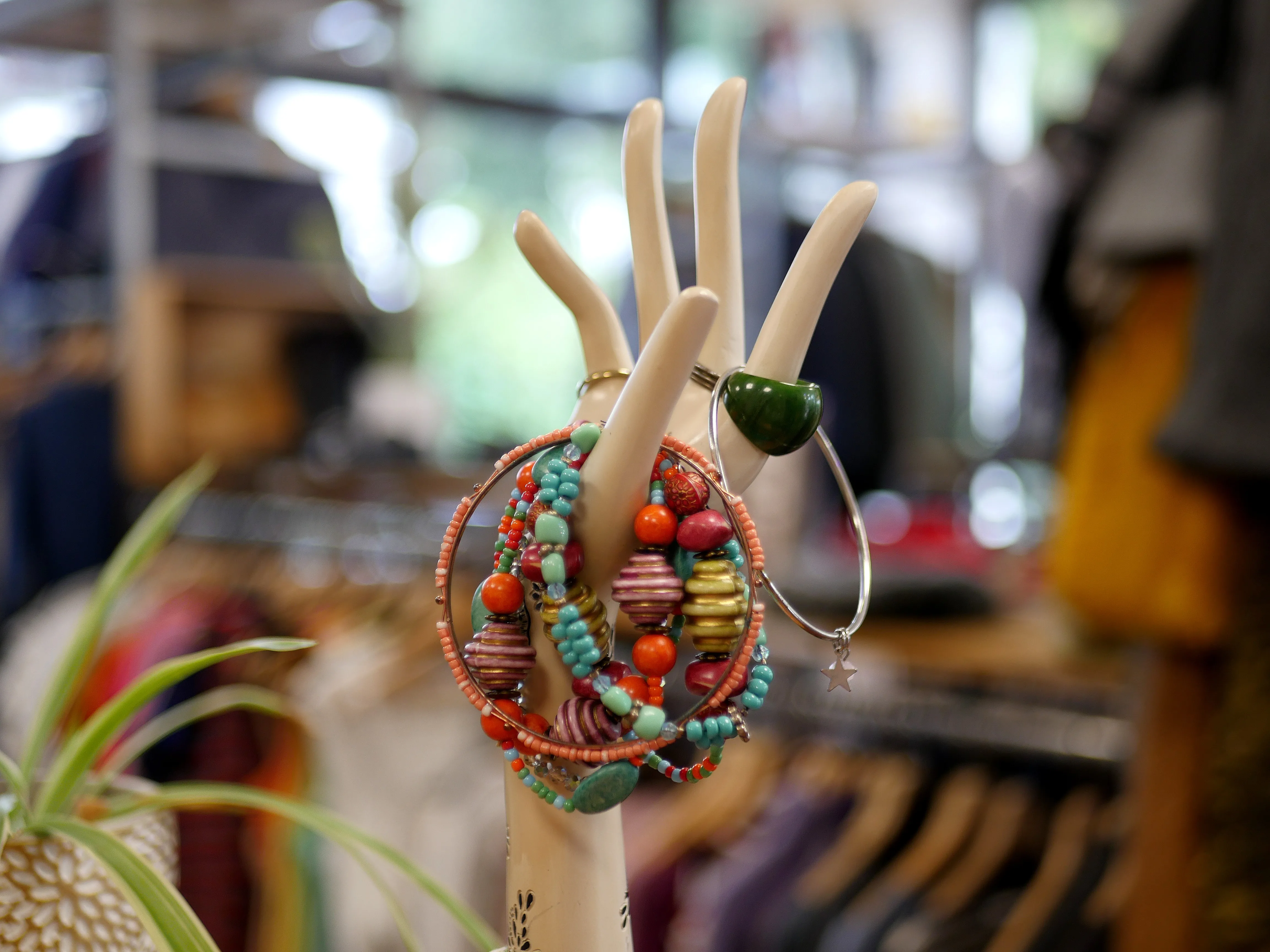 Vêtements de seconde main et bonnes affaires