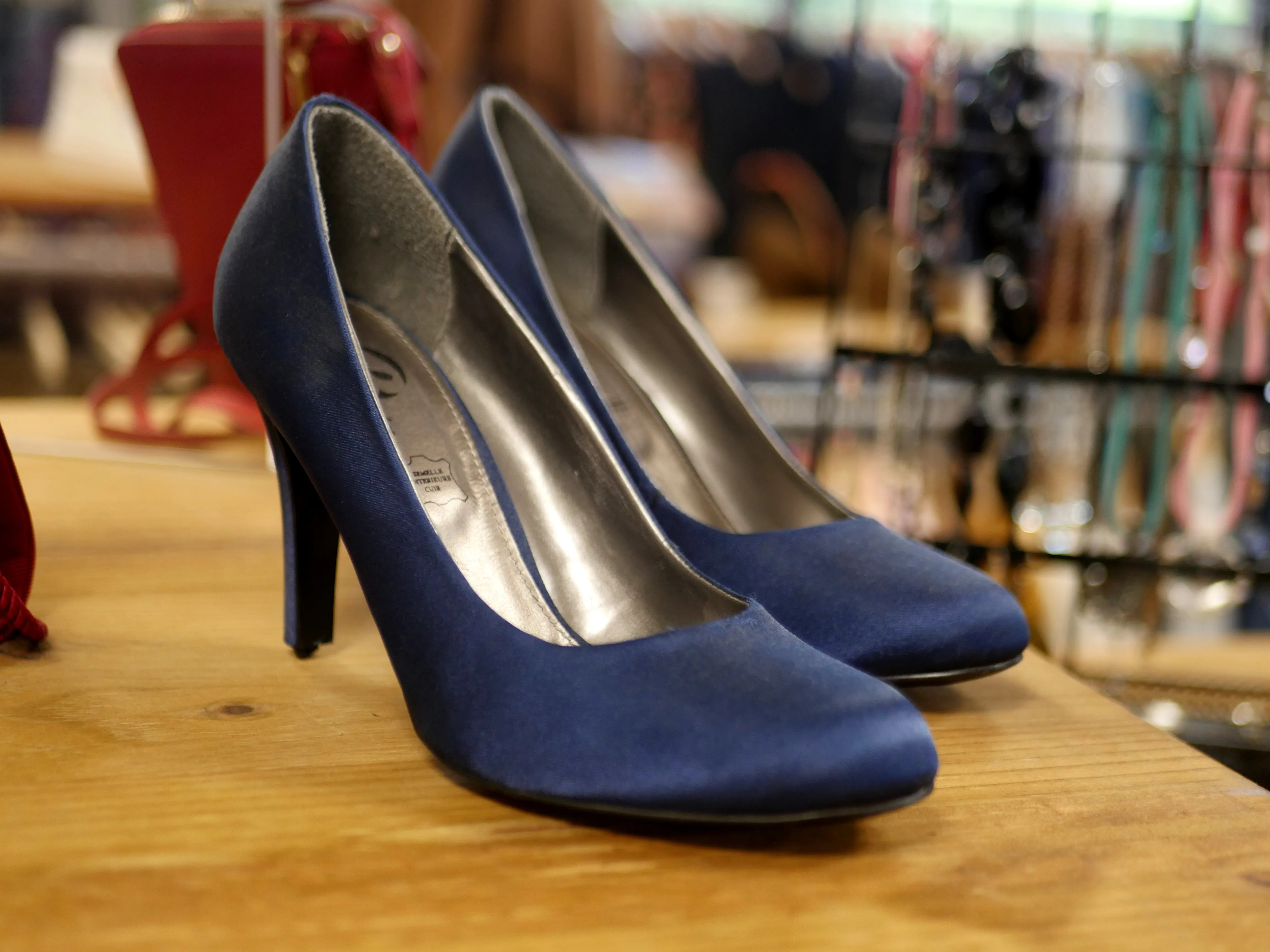 Vêtements de seconde main et bonnes affaires