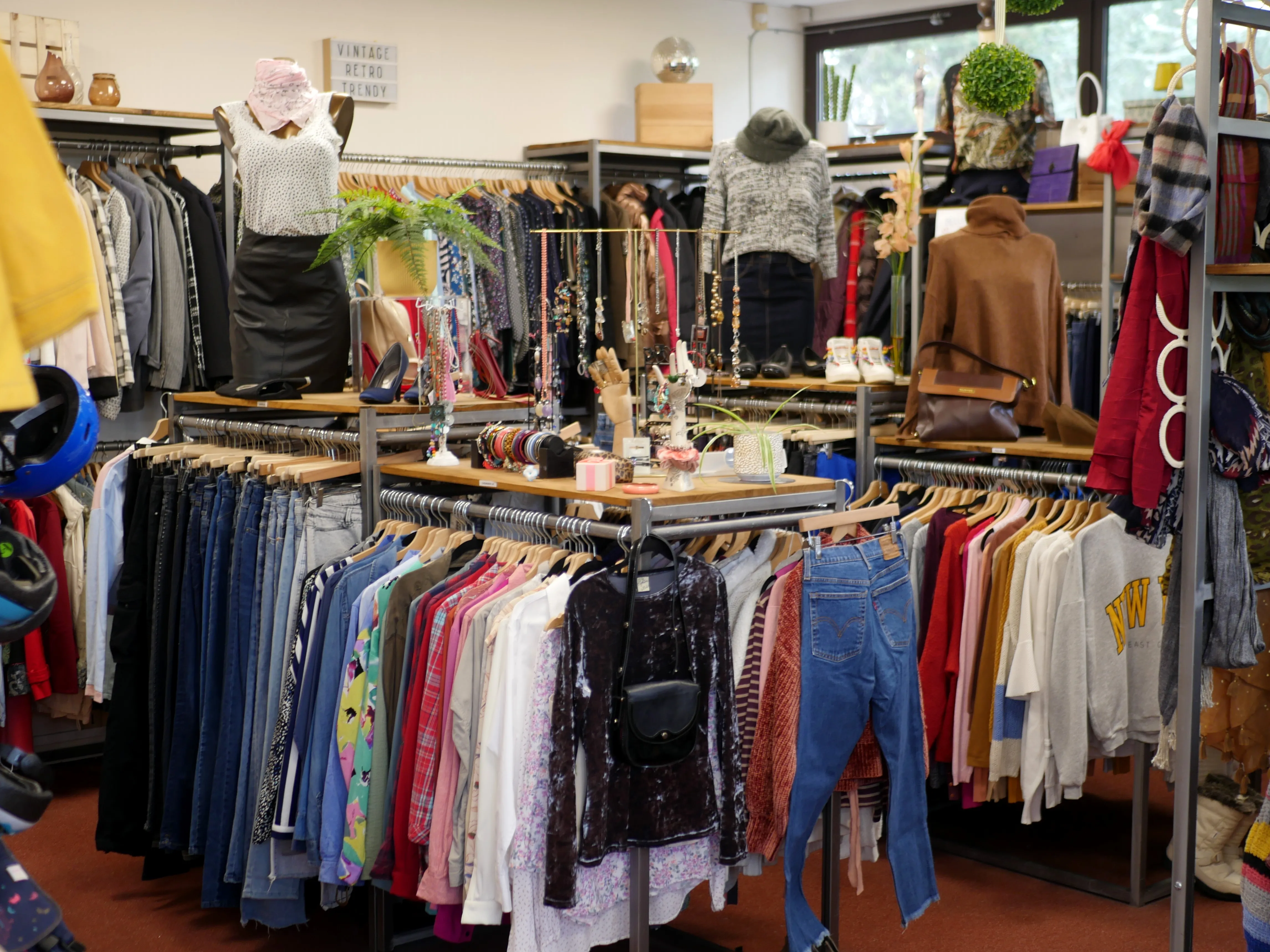 Vêtements de seconde main et bonnes affaires