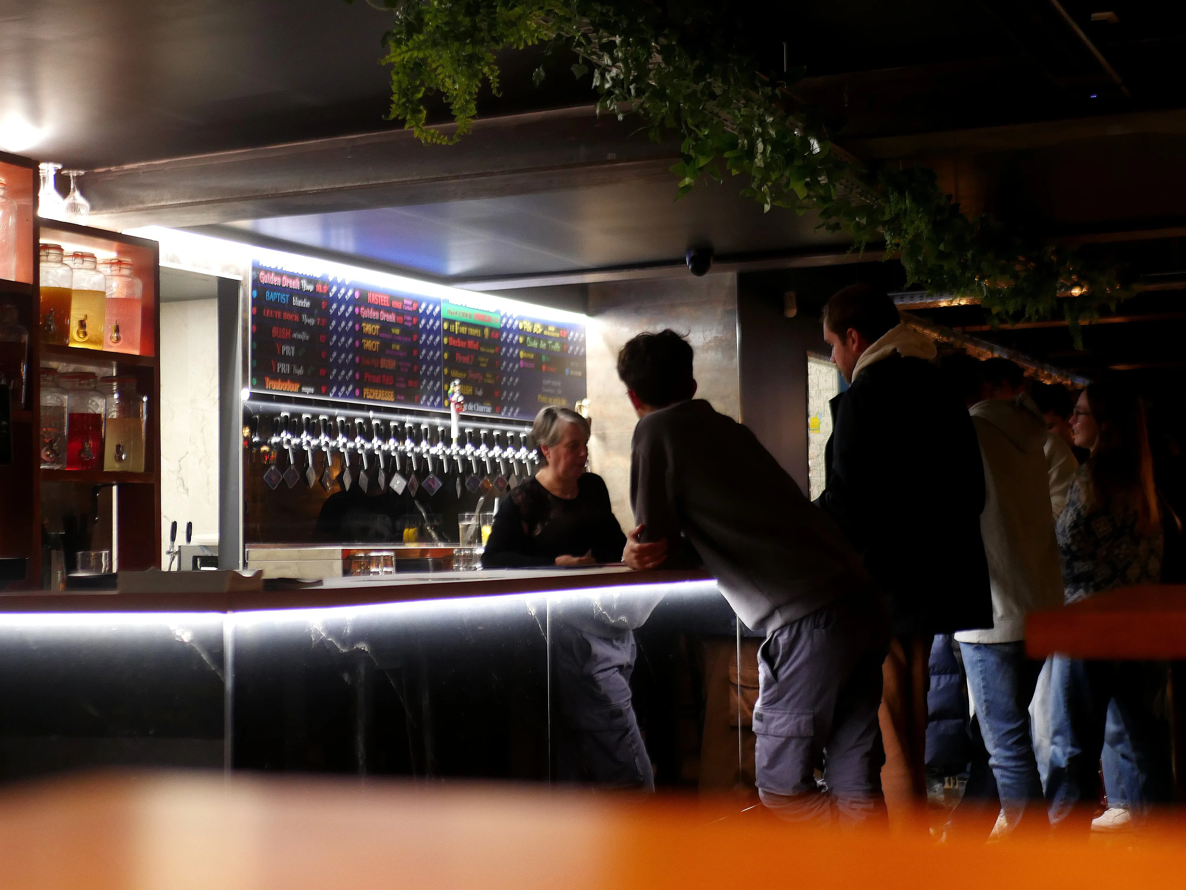 Un bar convivial sur le quai Bélu à Amiens
