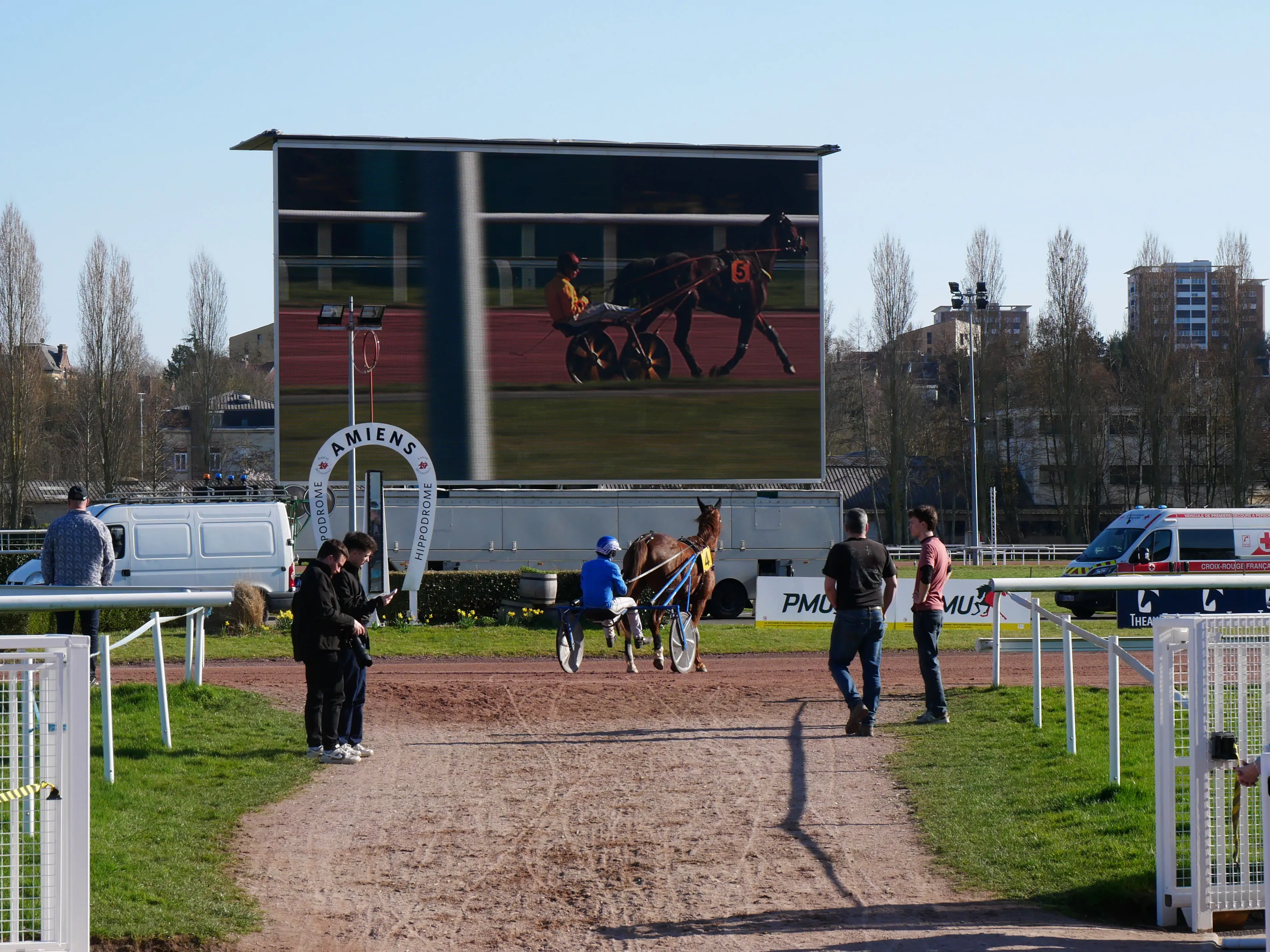 Quand la passion du trot fait vibrer la ville...