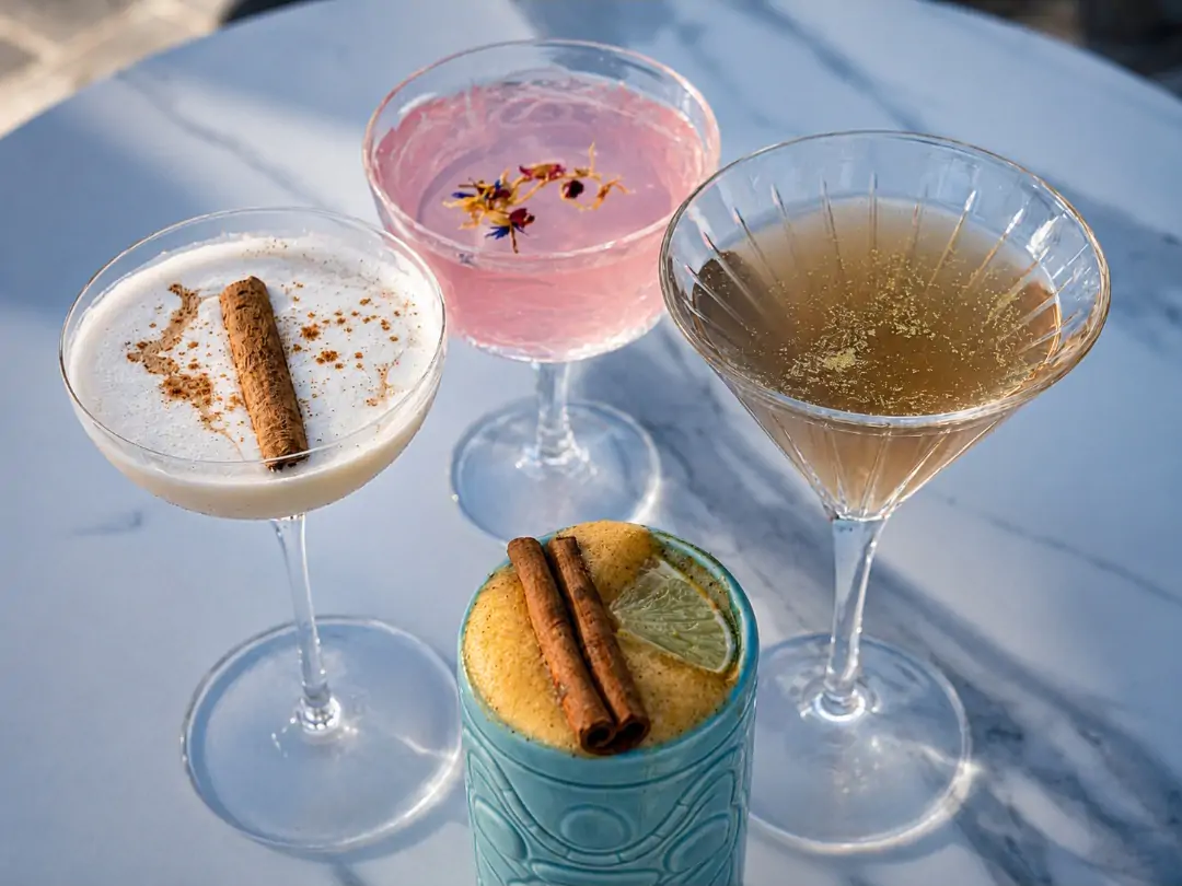 Cocktails, terrasse et sunset au bord de l’eau