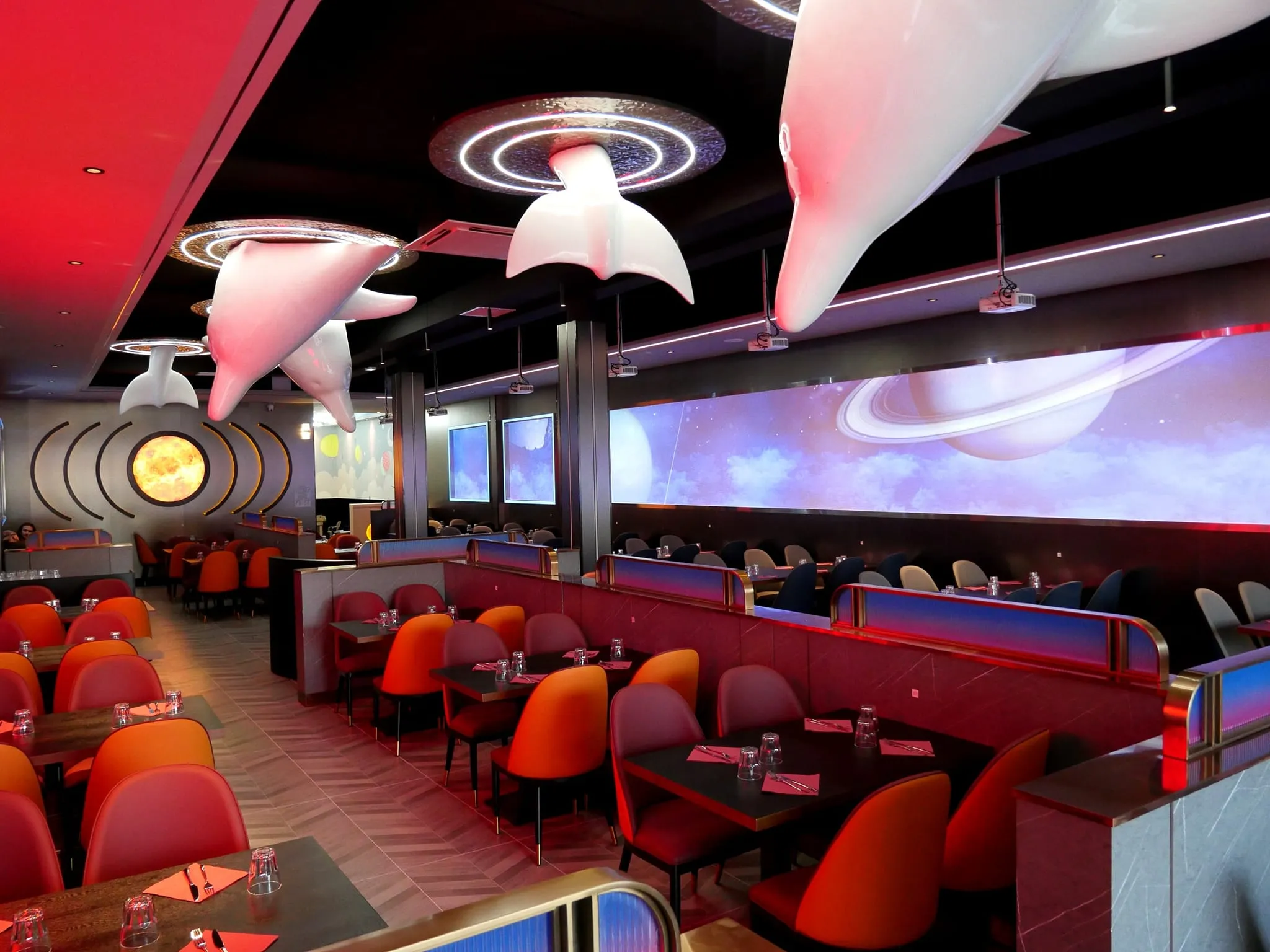 Un buffet à volonté XXL dans un décor spatial