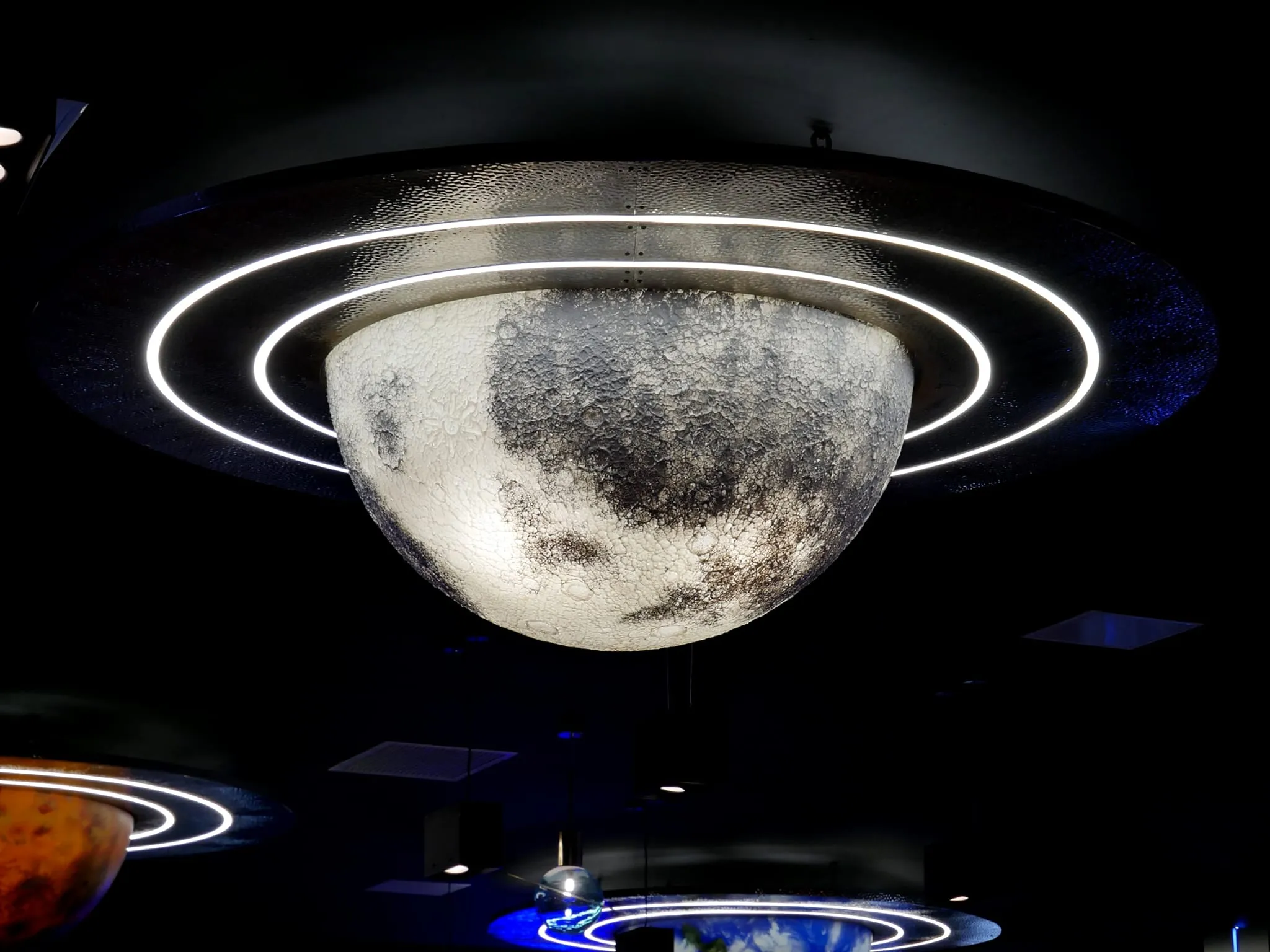 Un buffet à volonté XXL dans un décor spatial