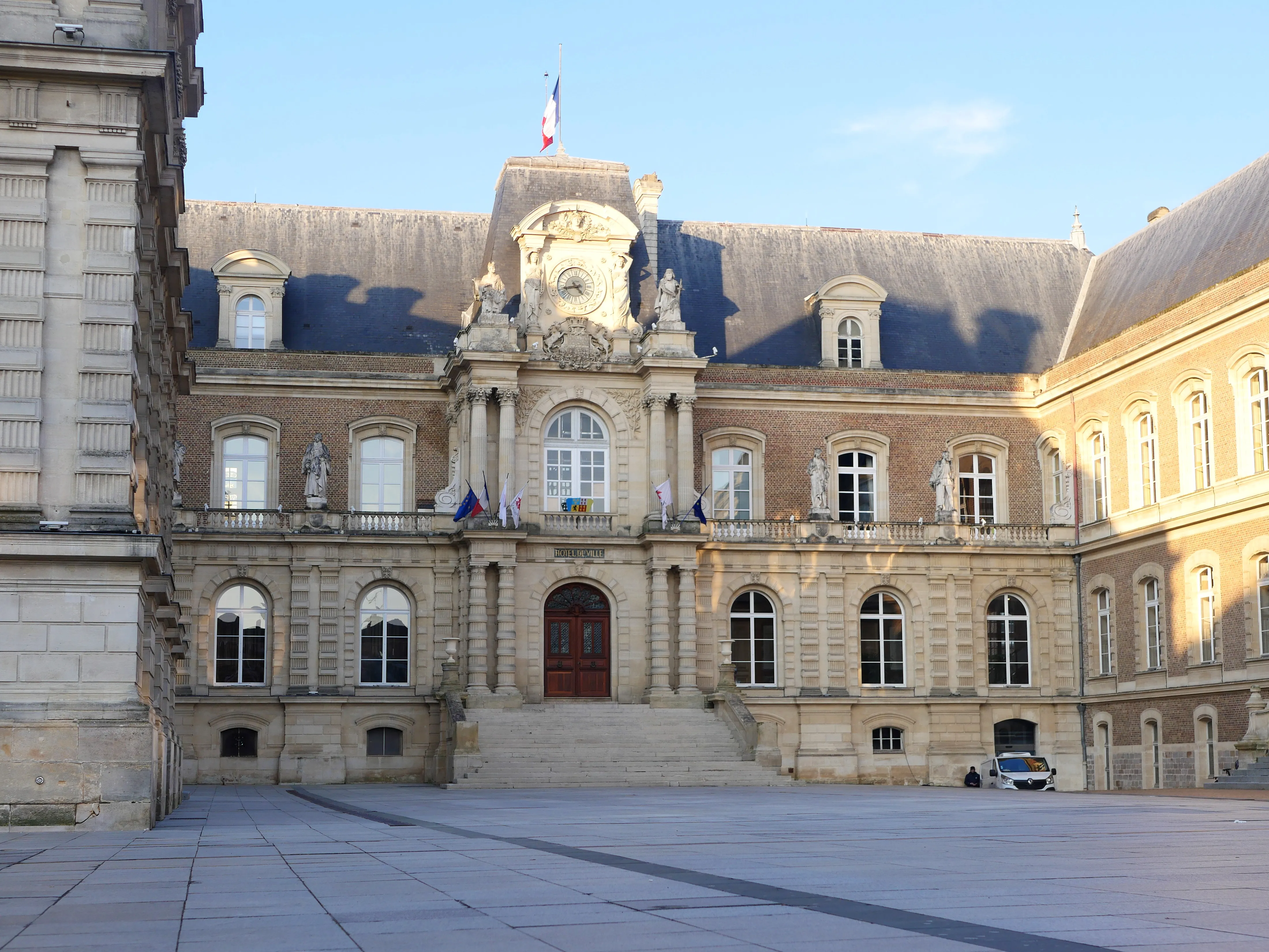 Une façade et une cour d'honneur qui valent le coup d’œil