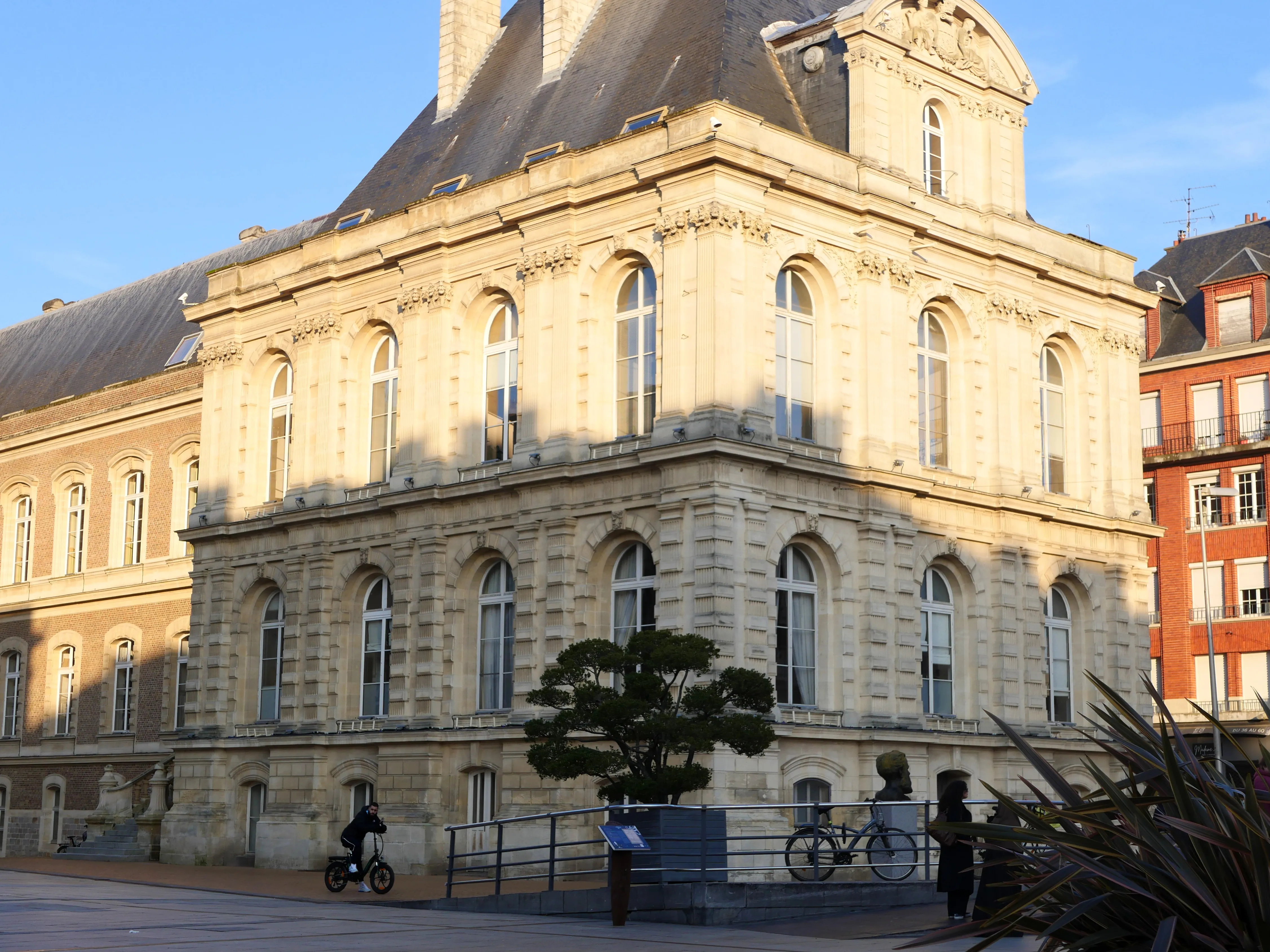 Une façade et une cour d'honneur qui valent le coup d’œil