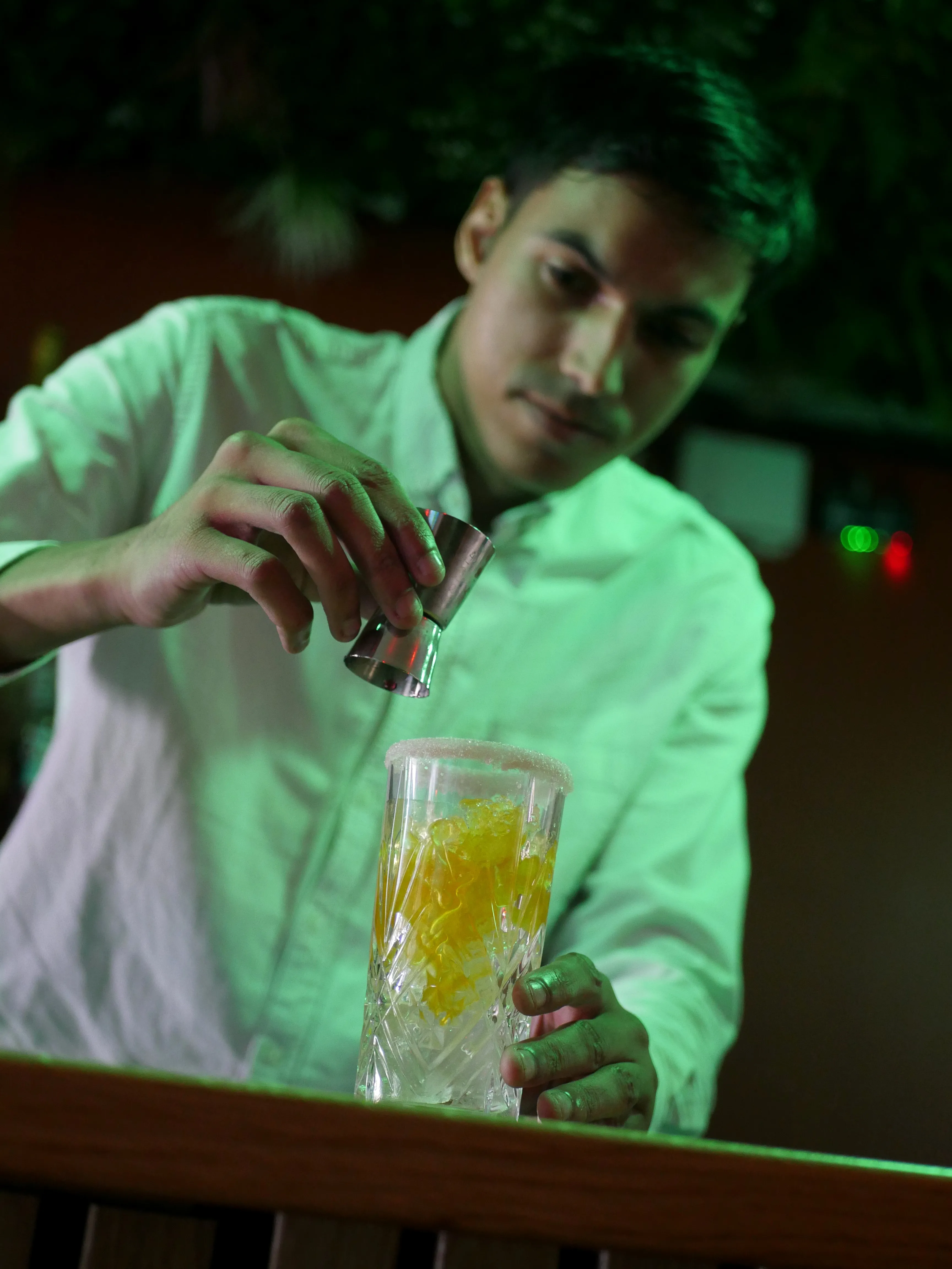 Les pieds dans le sable et le cocktail dans la main