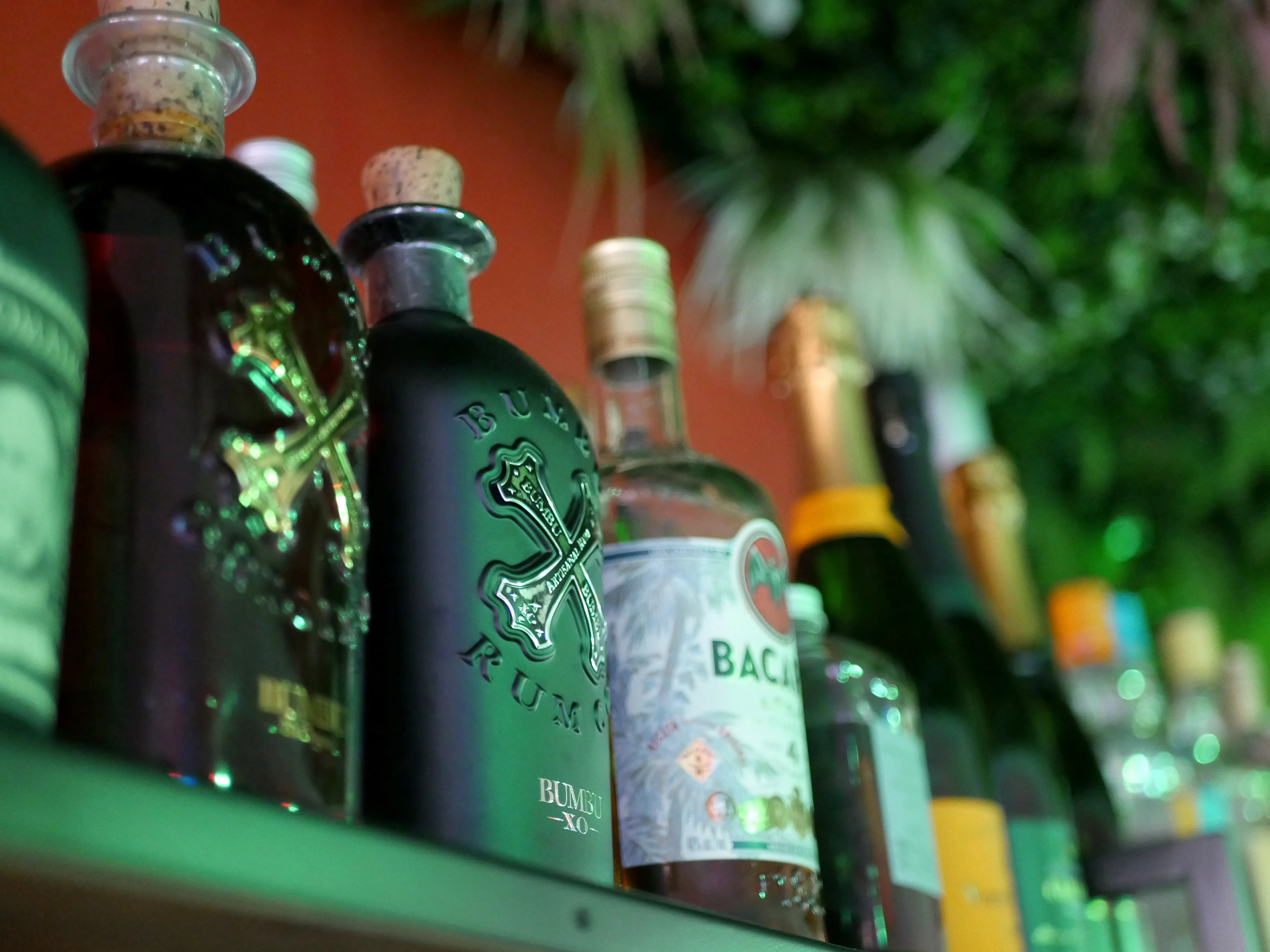 Les pieds dans le sable et le cocktail dans la main