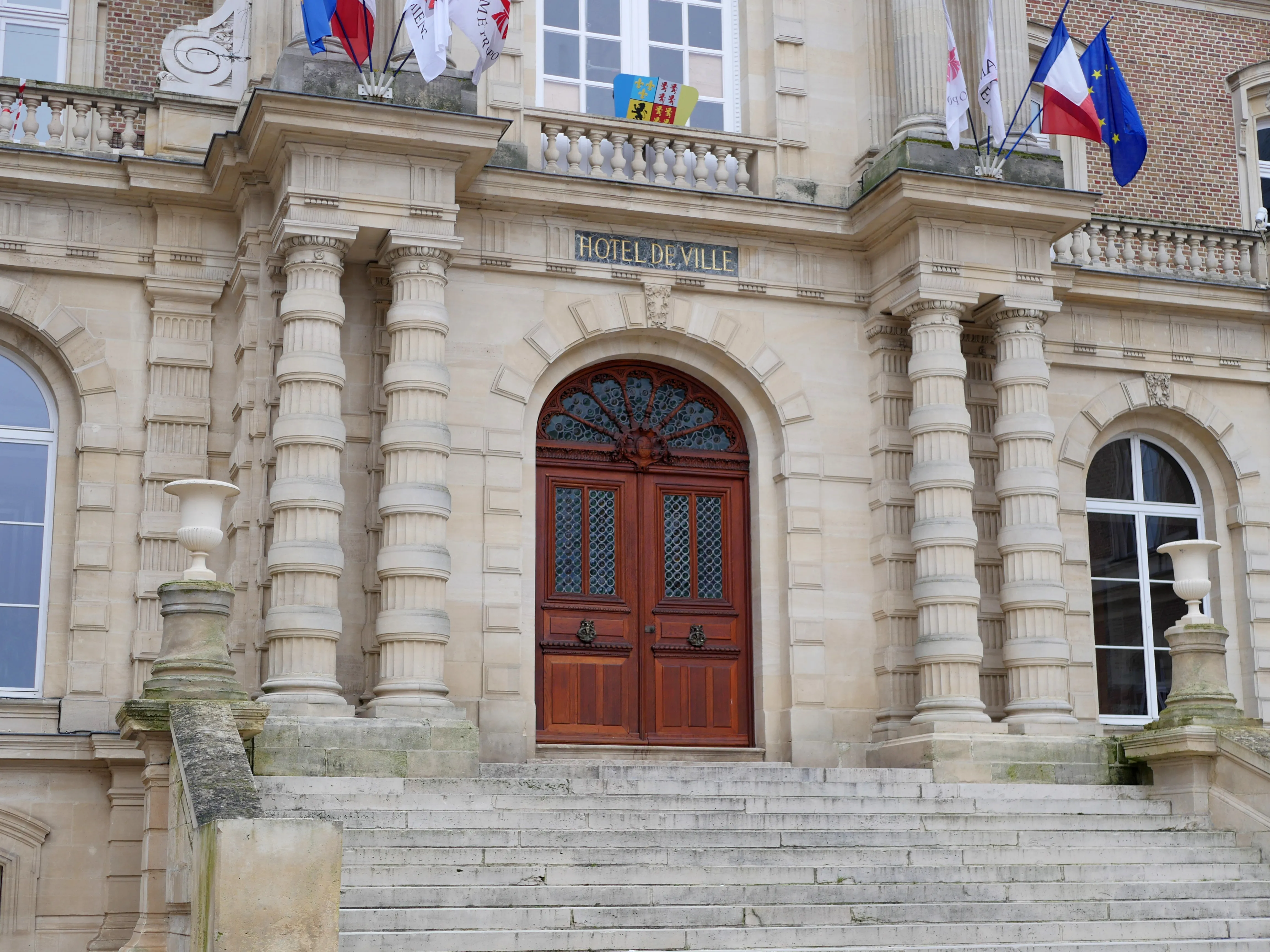 Une façade et une cour d'honneur qui valent le coup d’œil